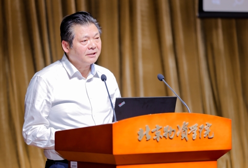 何辉出席第十五届中国商贸流通企业数智供应链协同发展专题峰会